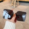 New Fashion Oversize Gradient Sunglasses Women Vintage Alloy Chain Frame Rivet Square Sun Glasses Female Elegant Shades