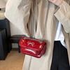 Tasche für Frauen Neue Ketten-Umhängetasche Luxus Designer Metallschleife Einzelne Schulter Kleine quadratische Taschen Mode Rote Klappe Handtasche
