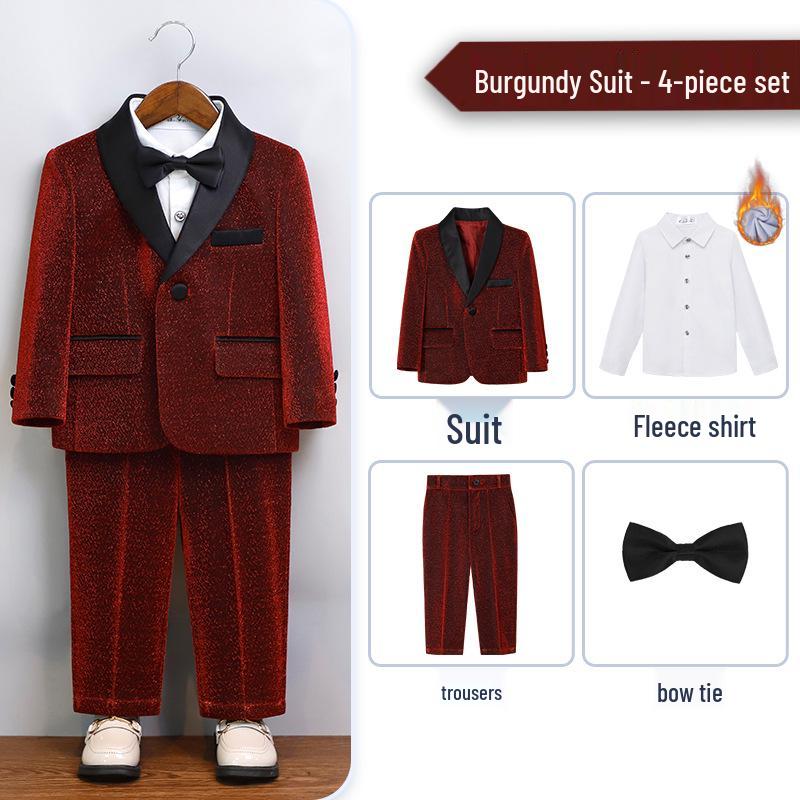 Chlapecký formální oblek v britském stylu pro družbu a klavírní vystoupení