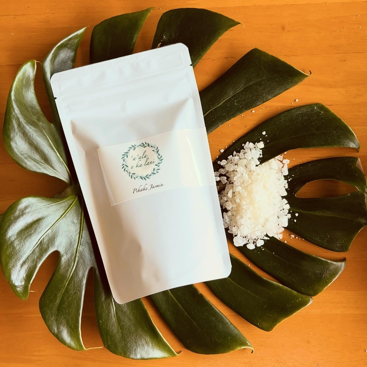 

O Ka Lani Scent Pikake Jasmine Bath Relaxing Bath Made in Japan A ala a alaokalani Salts, 320g, Additive, белый