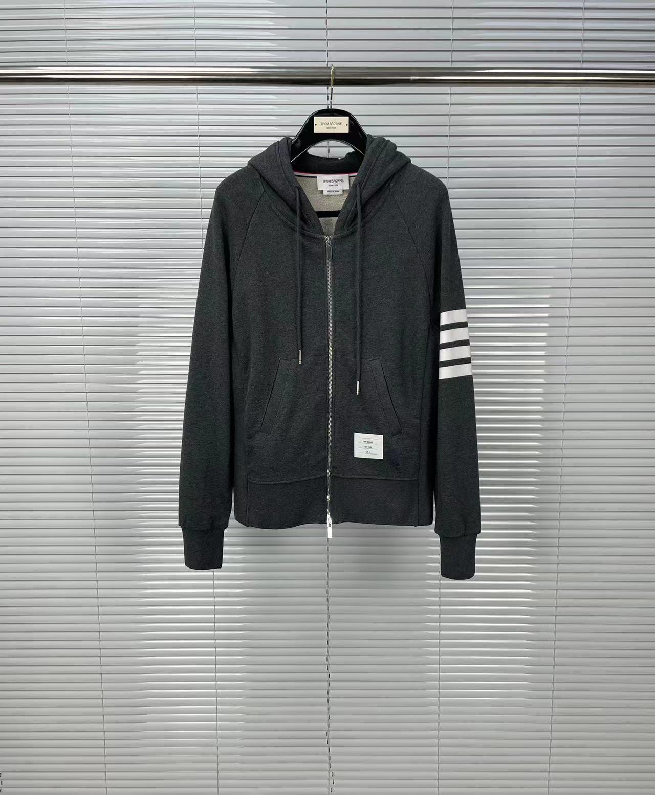 

Високоякісна модна брендова толстовка з капюшоном з чотирма смугами - Весняно-осінній стиль, куртка на блискавці для пар Triple Extra Large