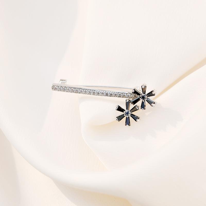 Crystal Daisy Korean-Style Elegant Women s Brooch Pin - Anti-Exposure Clothing Accessory