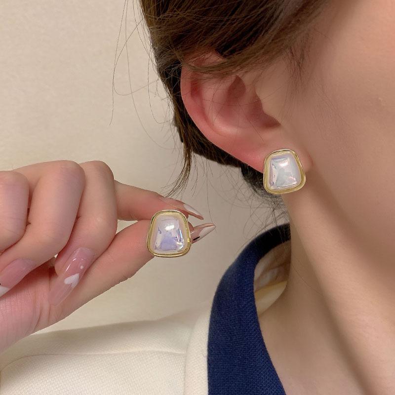 Boucles d'oreilles de luxe tendance 2024 accrocheuses pour femmes: Boucles d'oreilles à clous tendance et polyvalentes pour l'automne et l'hiver
