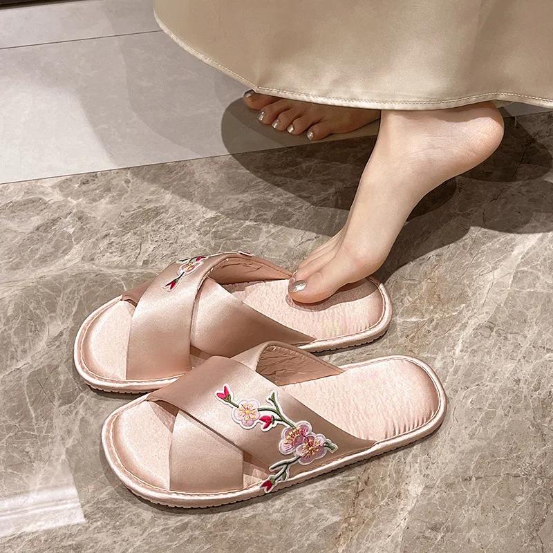 

Весна и лето 2025 Новые китайские тапочки женские атласные цветы домашние мягкая подошва комнатные тапочки 36-37 розовый