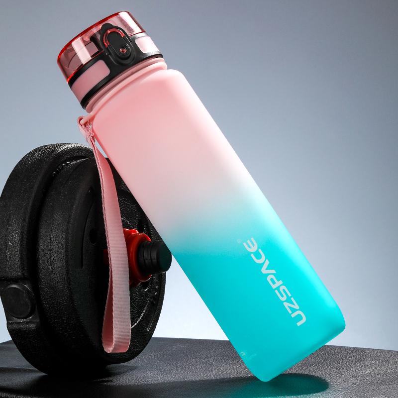 Venta caliente 500/1000ML Botella de agua deportiva Shaker para viajes al aire libre Botella de bebida de plástico Tritan a prueba de fugas portátil sin BPA