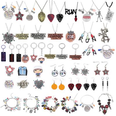 Seltsamer ABXYZ Metallplaketten Schlüsselanhänger Autoschlüsselanhänger Taschenanhänger Armband Halloween Cosplay Schmuck für Damen und Herren