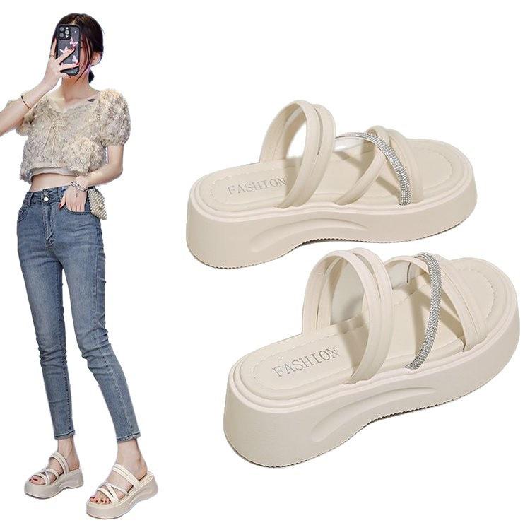 Beautiful thick-soled cool slippers for women's summer wear 2025 new high-end skirt one-word seaside beach shoes