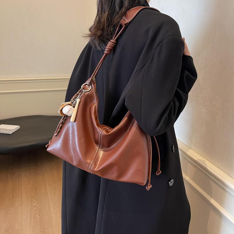 Einfarbige Umhängetasche unter der Achsel 2025 neue Tragetasche lässig für den Weg zur Arbeit große Kapazität Schultertasche