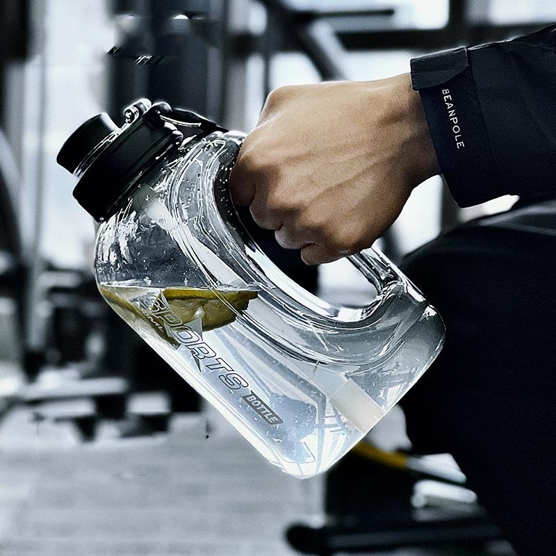 

Летнее ведро для воды большой емкости для спорта на открытом воздухе, фитнес-бутылка для воды, портативная соломенная пластиковая чашка для воды, устойчивая к высоким температурам, большая чашка для живота