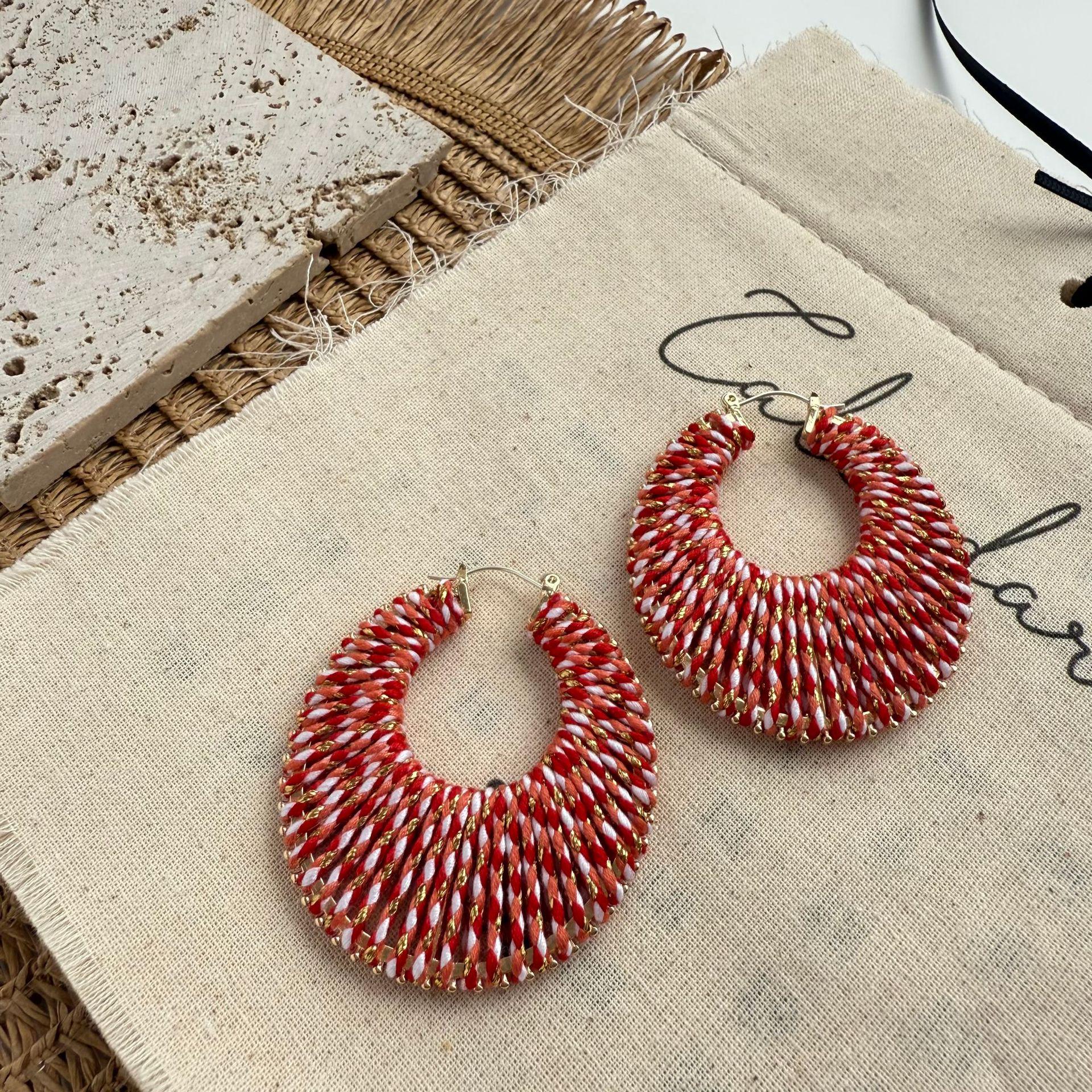 

Handmade Retro Woven Stud Earrings: European & American Fashion, Versatile Ear Cuffs & Light Luxury Hoops червоний