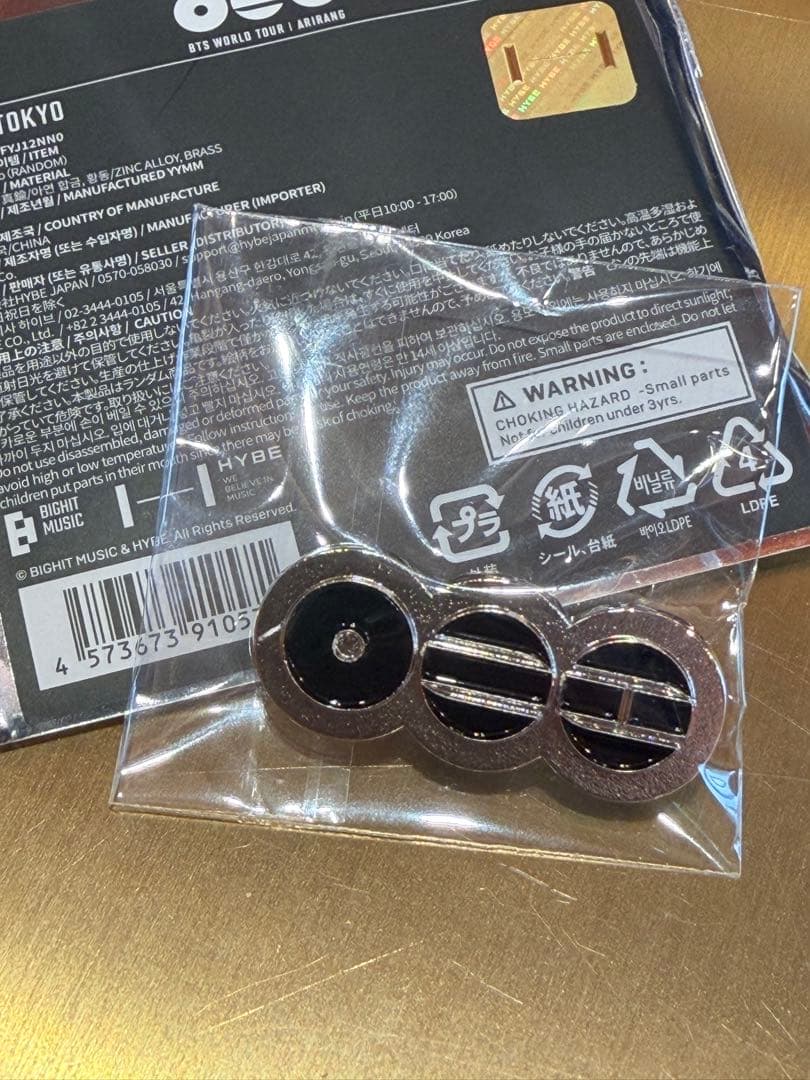 [Б/У] Значок-булавка BTS WORLD TOUR ARIRANG