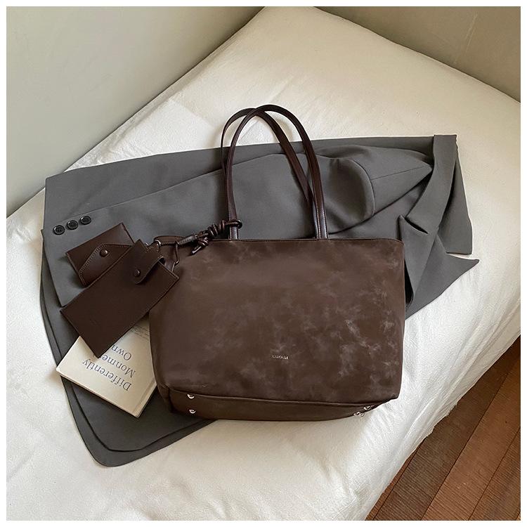 

Women s bag 2025 new large capacity portable shoulder bag commuter tote bag retro armpit bag