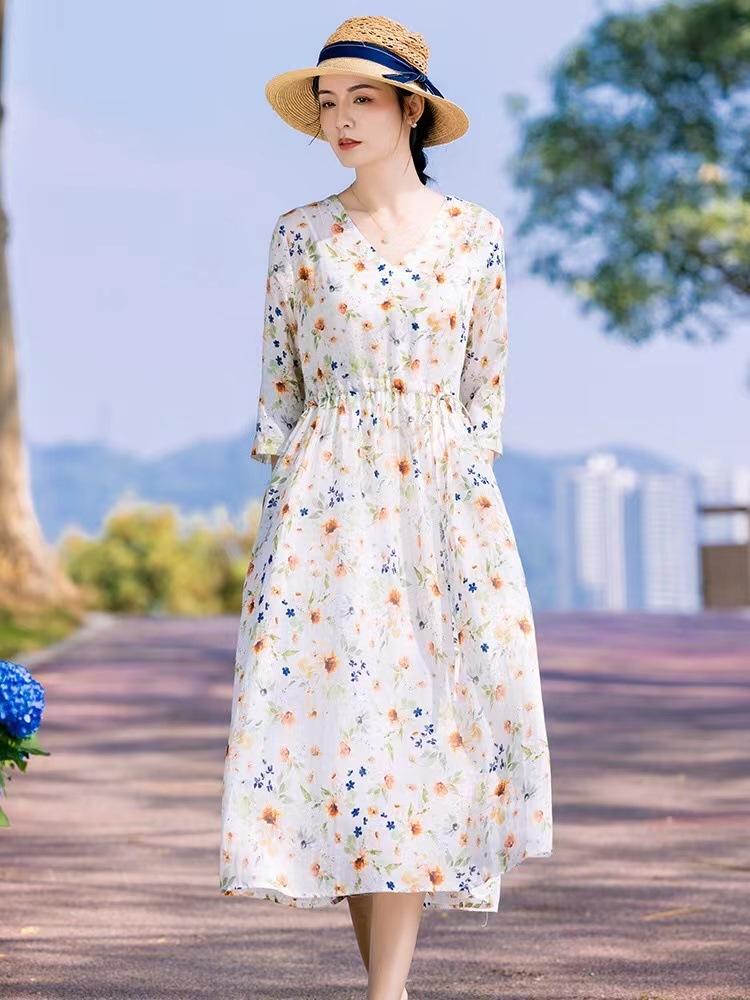

Платье из хлопка и льна с V-образным вырезом и рукавами семь четвертей для женщин, лето 2025 года, новое свободное платье с небольшим свежим цветочным принтом M белый