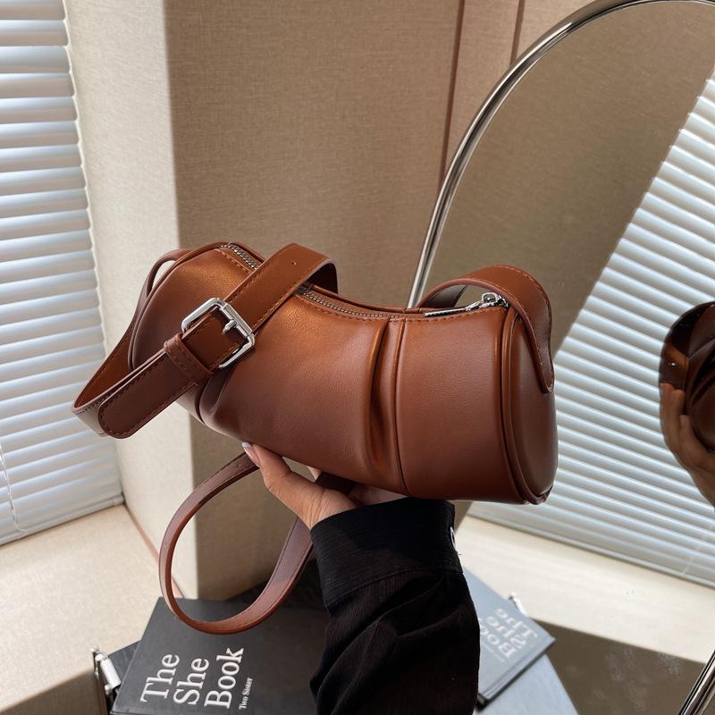 

French niche retro underarm bag women s bag 2025 new simple pillow bag wide shoulder strap single shoulder messenger bag коричневий