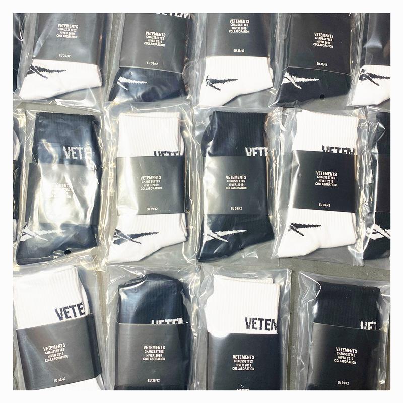 Trendy Brand Vete Classic Co-Branded Black And White Letter European And American Street Sports Socks Pure Cotton Mid-Leg Socks