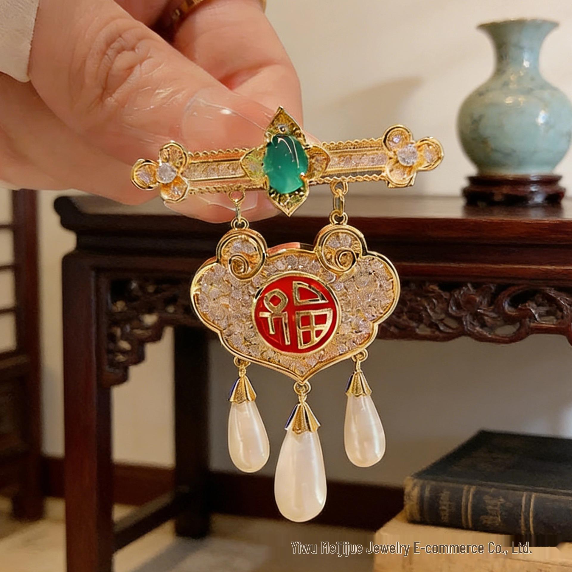 

Peaceful Blessing Chinese-Style Brooch with Pearl Pendant – Stylish & Versatile Lapel Pin Standard