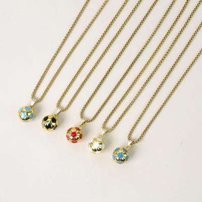 Collier Football Coupe du Monde Or 3D: Pendentif Hip Hop en Alliage avec Design Goutte d'Huile – Cadeau Parfait pour les Garçons.