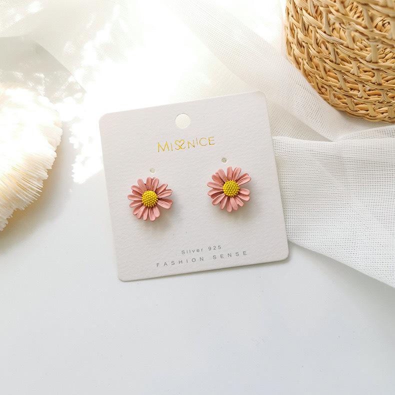 Boucles d'oreilles Boucles d'oreilles pour visage rond pour femmes Étudiante Version coréenne Boucles d'oreilles marguerite simples et petites Boucles d'oreilles pétale mignonnes et polyvalentes