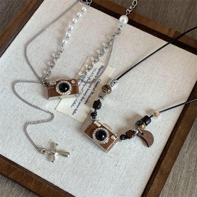 Collana con Perle e Fotocamera Vintage Marrone per Donna - Design Unico, Catena Versatile Statement per Maglioni