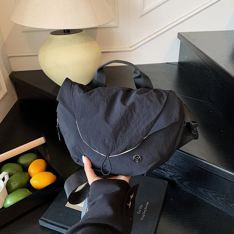 

2025 new magnetic buckle fanny pack leisure sports messenger bag handbag men s bag canvas bag women s messenger bag чёрный