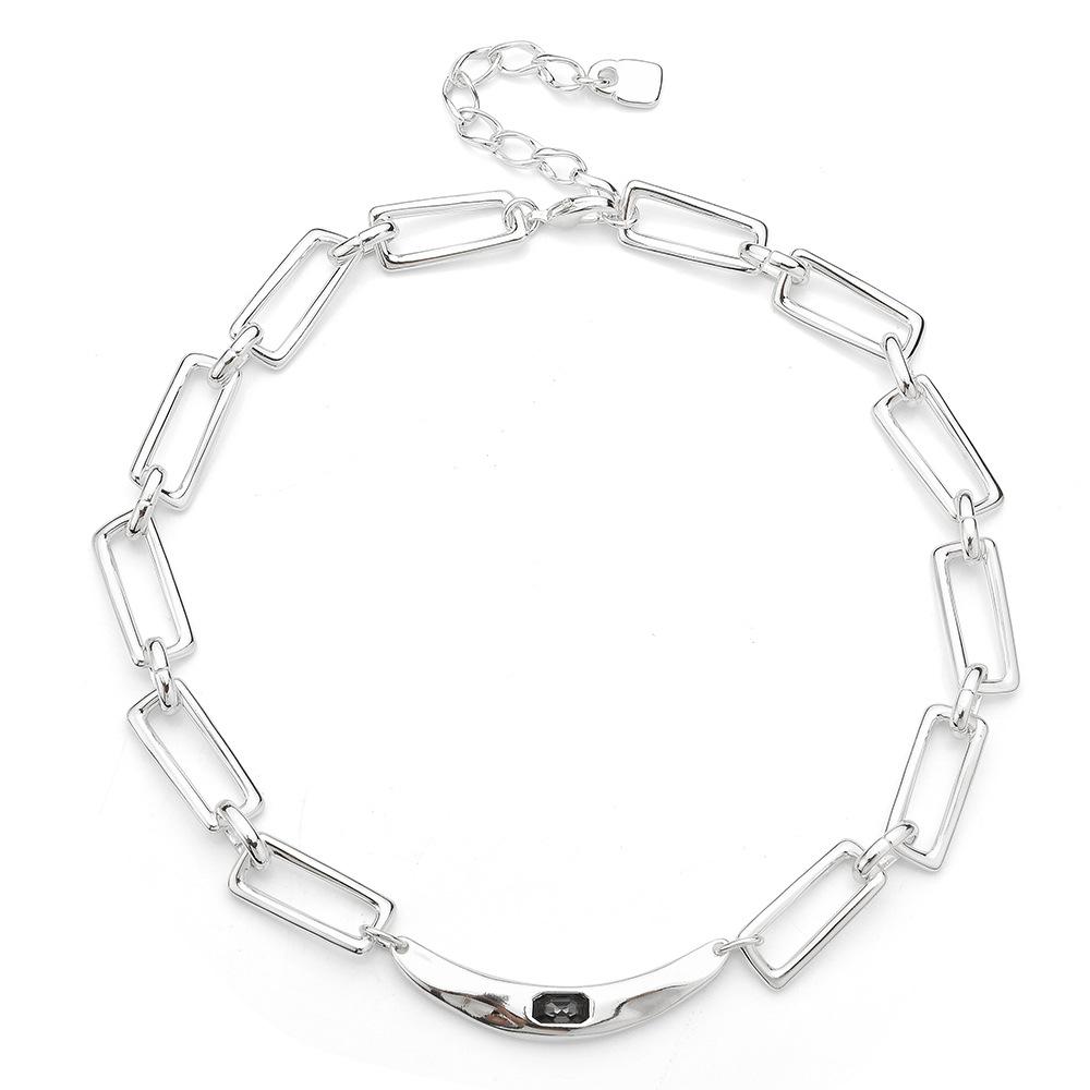 

Серая цепочка на ключицу серебряный