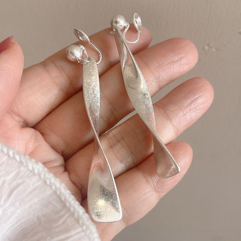 

Ribbon Twisted Bar Dynamic Face Slimming Ear Clip Frosty Style Stud Earrings Earrings Fancy Niche Style 2025 Trendy Eardrops Misty silver mosquito coil ear clip a pair