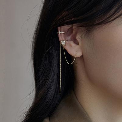 Ein Ohrring ist dünn, modisch, personalisiert, romantisch Su, leicht mit Zirkonia besetzte Kreuzohrringe, weiblich.