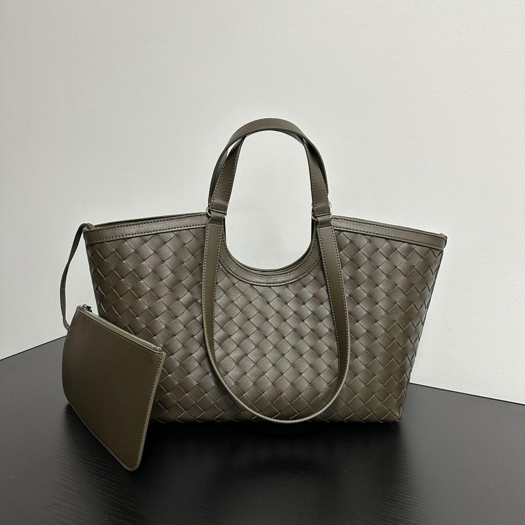 Niche design commuter texture versatile retro woven tote bag large capacity premium portable shoulder armpit bag