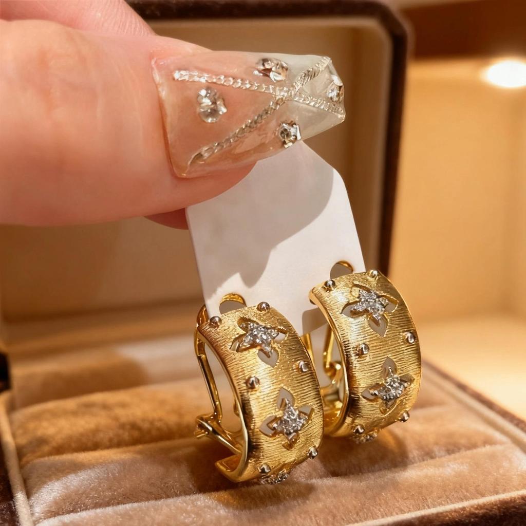 Miki Retro náušnice z broušeného kovu: Luxusní duté náušnice s designem těžkého průmyslu.