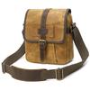 Bolsa Transversal Masculina para Uso Casual em Lona Encerada com Acabamento em Couro Marrom e Fecho de Fivela Alça Ajustável Bolsa de Ombro Único