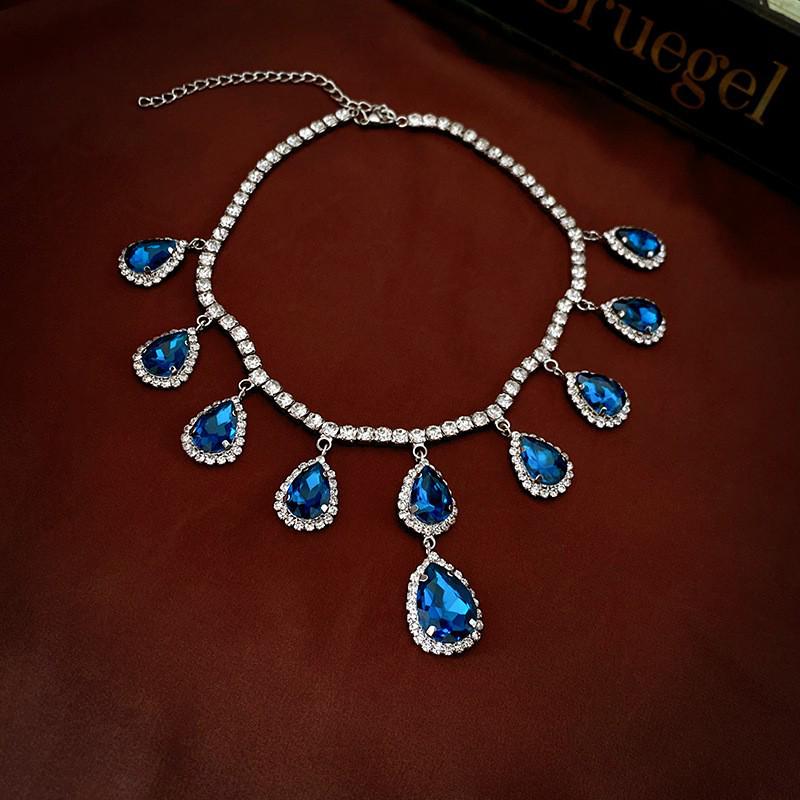 Französisches Gericht Strass-Wassertropfen Schmuckset: Luxuriöses Halsketten- und Ohrring-Set für Damen