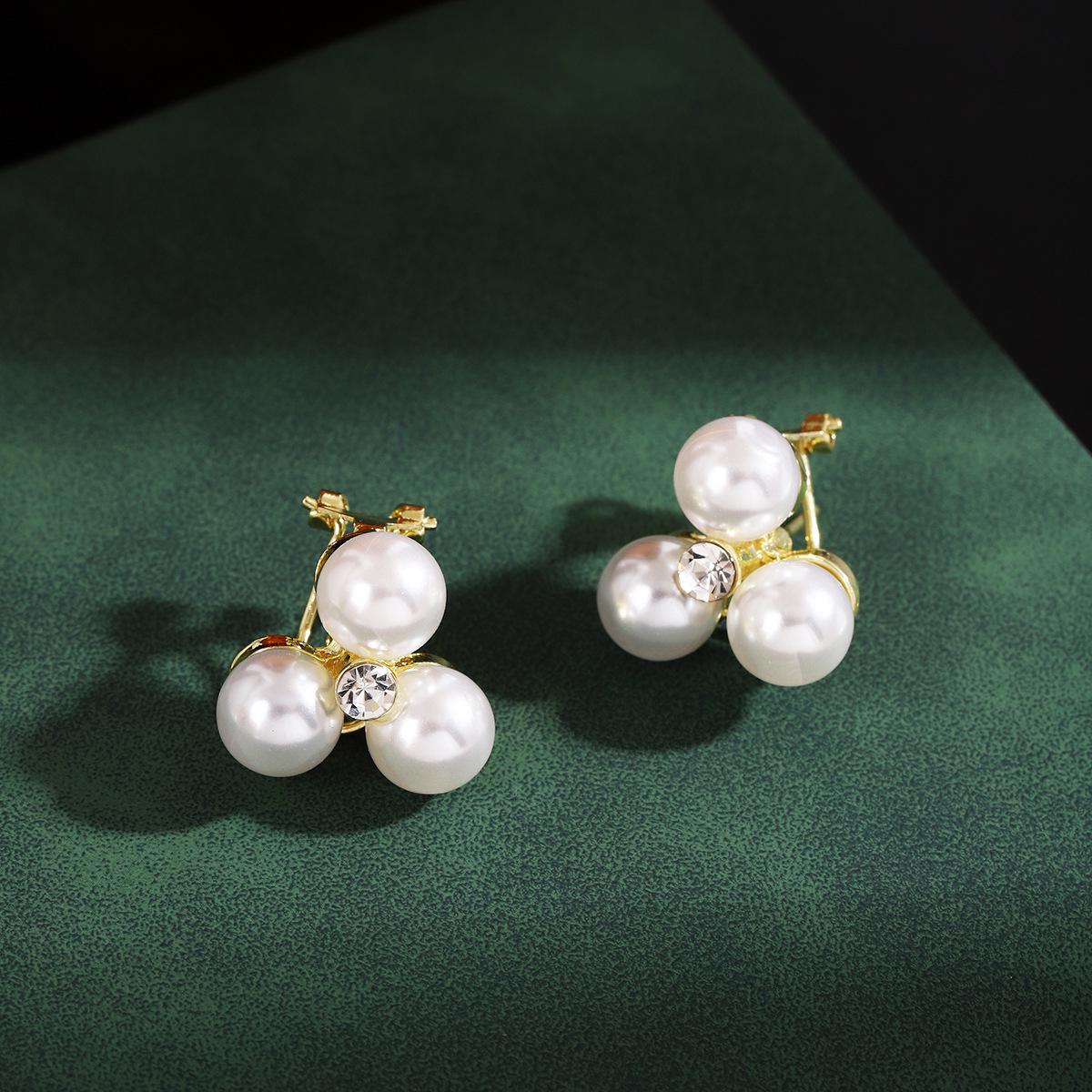

French Retro Pearl & Diamond Triangle Stud Earrings: Elegant, Versatile, Luxury