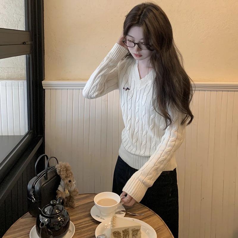 

A puppy embroidered twist strip women s autumn and winter pullover-neck knitted bottoming shirt with a long-sleeved sweater inside. L абрикосовый