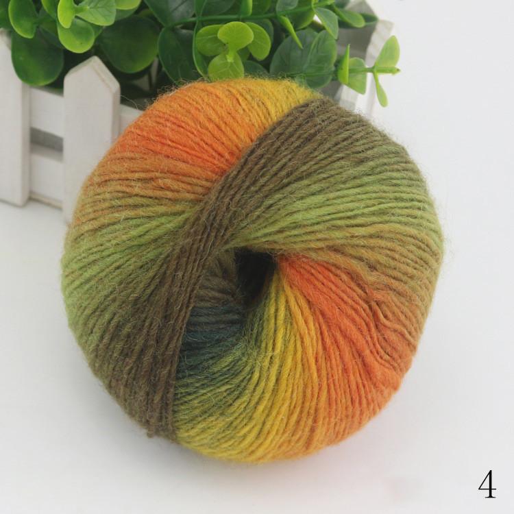 

Мотки радужной разноцветной шерстяной пряжи для вязания вязаных изделий, свитеров и шалей спицами и крючком.