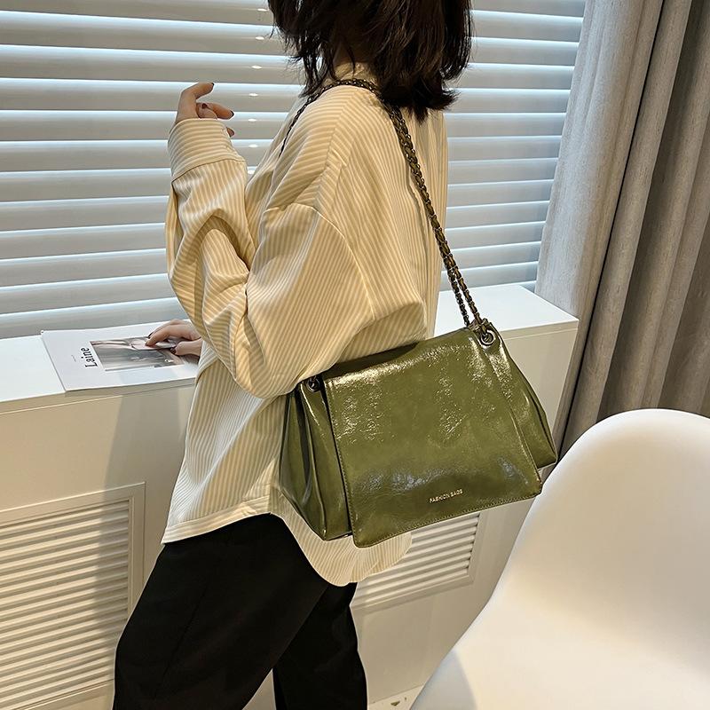 Large capacity soft leather bag women's 2025 new fashion simple retro commuter tote bag retro versatile messenger bag