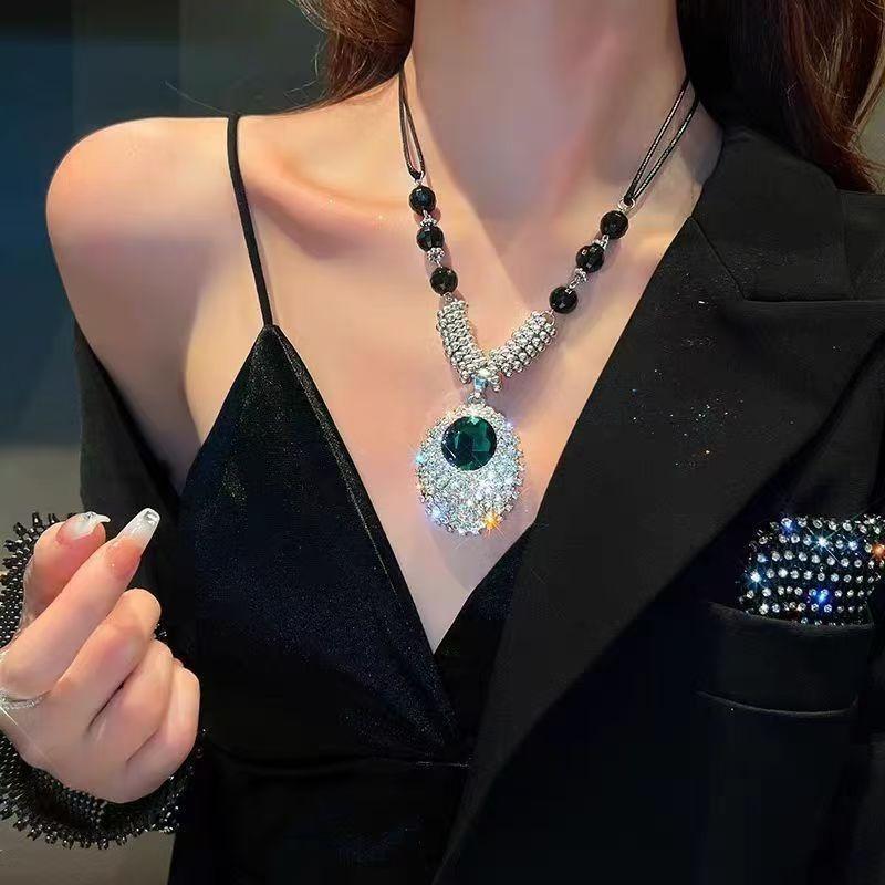 Sweater Chain Long High-end Green Crystal Necklace Women's Fashion Versatile Autumn and Winter Light Luxury Personalized Jewelry Accessories Pendant