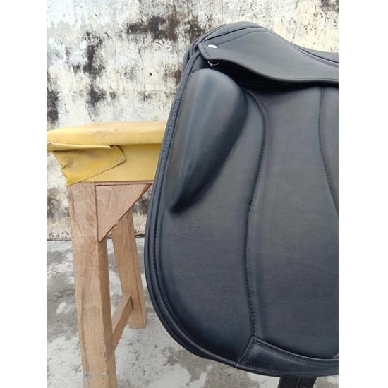 Sela de Dressage Monoflap em Couro com Arções Intercambiáveis – Design Elegante do Assento