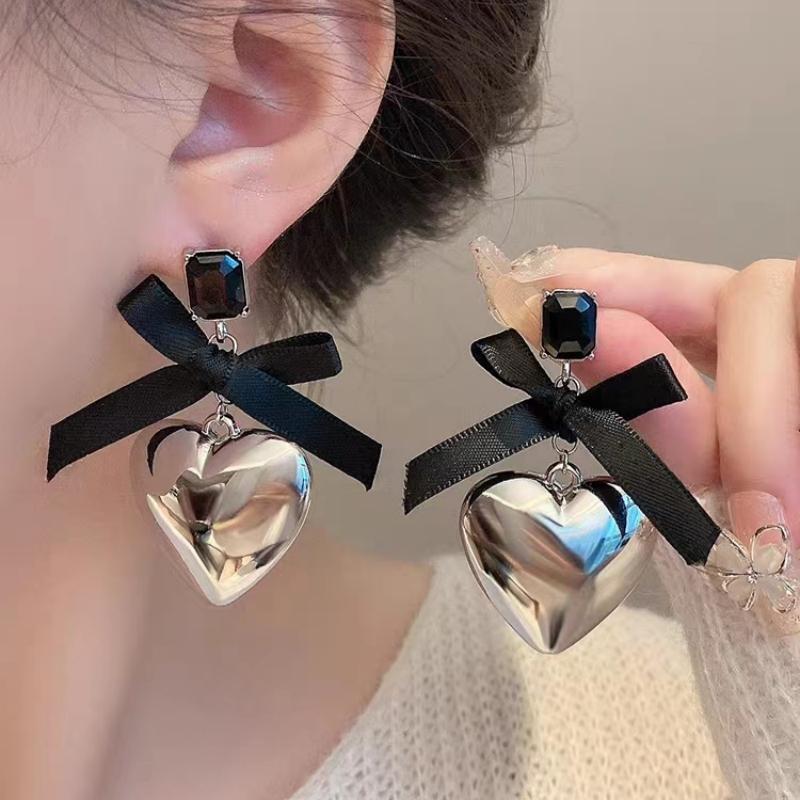 Light Luxury Temperament Design Sense Love Earrings Women's New Stud Earrings Retro High-end Sense Versatile Trendy Earrings
