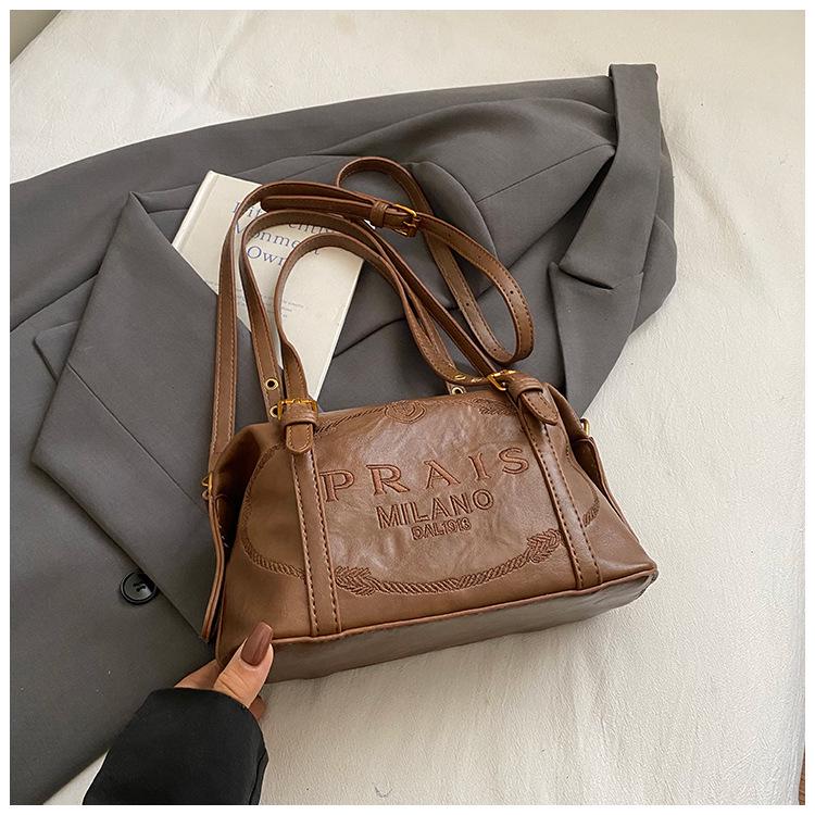 

2025 Autumn/Winter Retro Fashion Handbag: Women s Trendy Commute Crossbody & Shoulder Boston Bag 24.5*11*15 cm