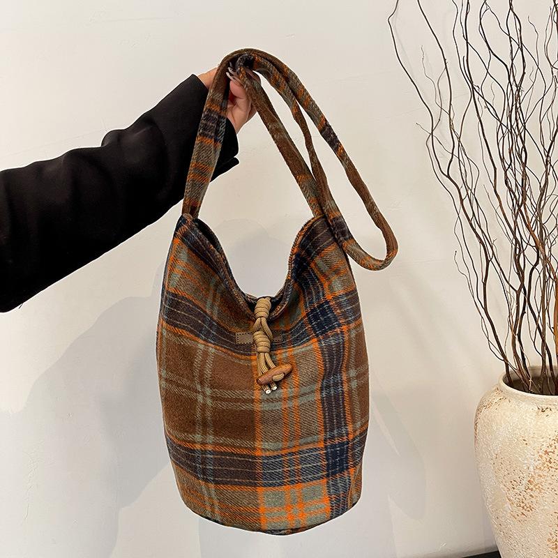Autumn and winter woolen plaid large bag women's 2025 new college feng shui bucket bag large capacity fashion one-shoulder crossbody bag