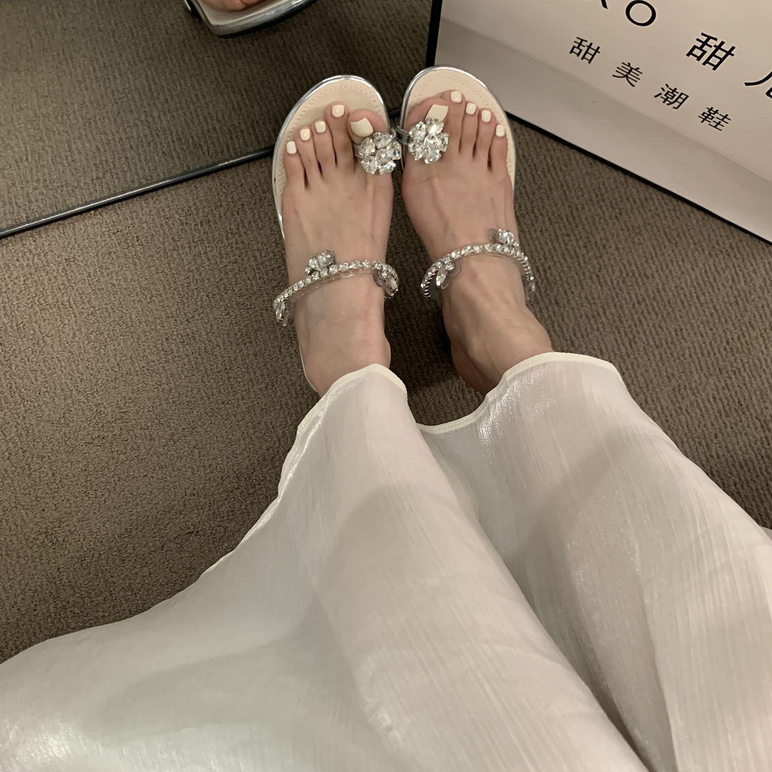 

Premium French fairy rhinestone cover toe cool slippers women s shoes 2025 summer wear evening wind thick heel sandals 40 серебряный