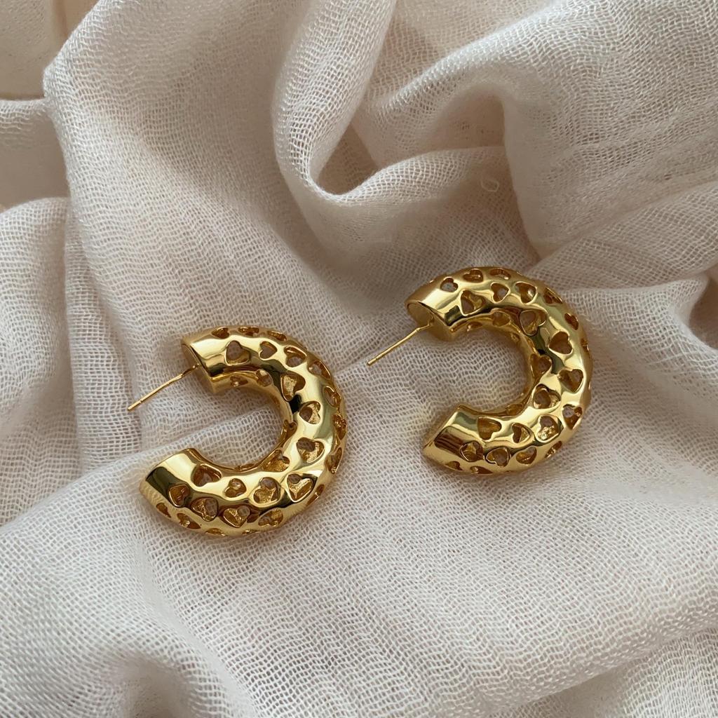 Classic Semicircular Ring Heart-Shaped Hollow Earrings Niche Design Simple Temperament Stud Earrings Light Luxury High-End Sense Unique Earrings
