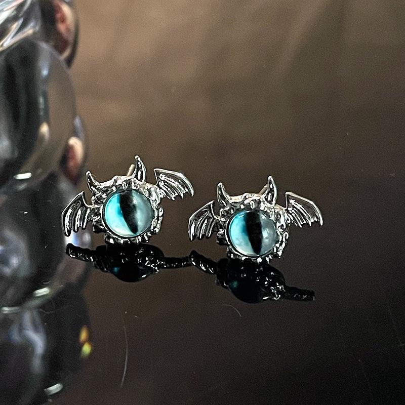 

Cat Pupil Cold Wind Small Stud Earrings Niche Design Personalized French High-End Earrings Sweet And Cool Cat Eye Earrings Women