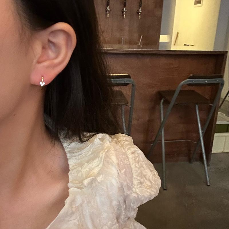 Pendientes de botón pequeños y delicados con circonitas en forma de corazón, de personalidad sencilla y elegante para mujer, versátiles y que no requieren quitarse los pendientes.