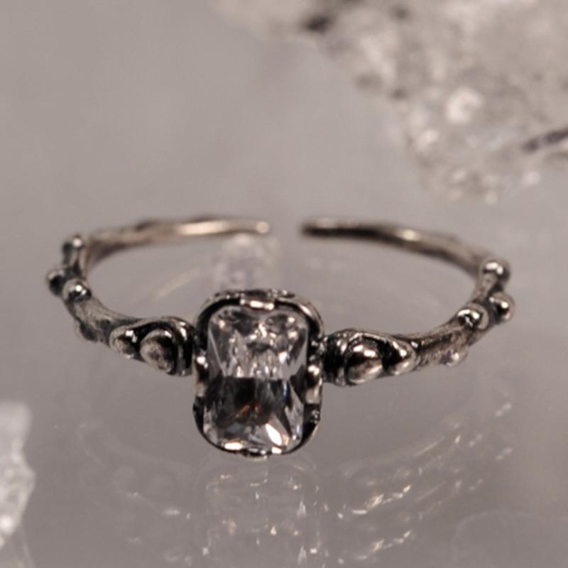 

Modern Minimalist Copper Ring With Vintage Geometric Zirconia For Fashionable Women