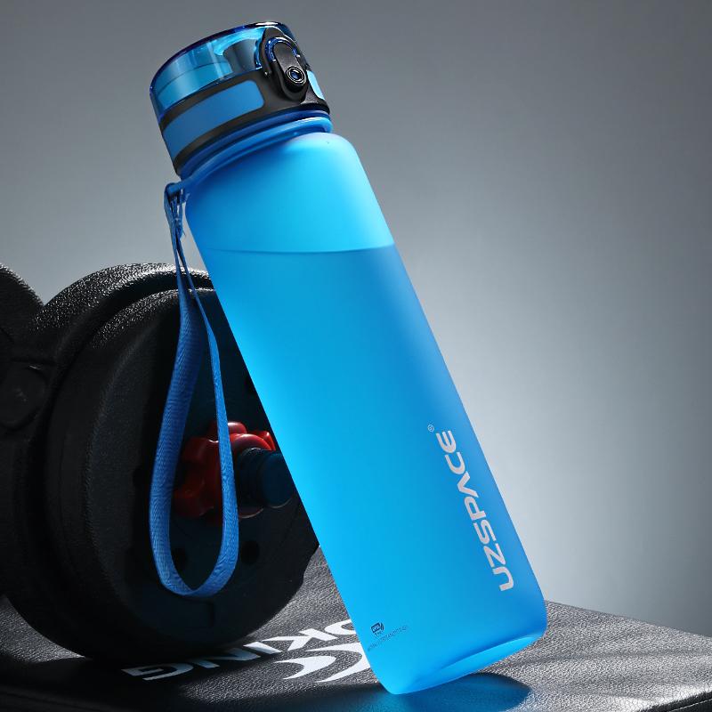 Venta caliente 500/1000ML Botella de agua deportiva Shaker para viajes al aire libre Botella de bebida de plástico Tritan a prueba de fugas portátil sin BPA