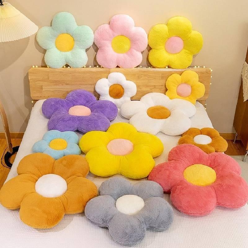 Gemütliches Blumenkissen für Sofa und Boden in lebhaften, farbenfrohen Blumendesigns