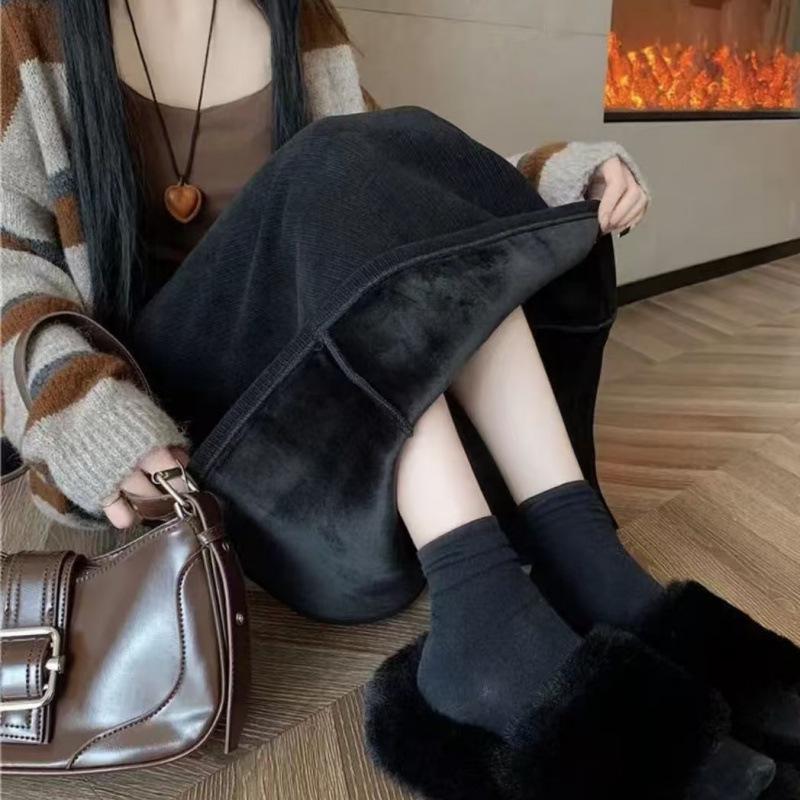 

Вельветовая юбка с высокой талией - Коллекция Осень/Зима 2024, Стройнящая средней длины с боковым разрезом 2XL (120-130 jin)