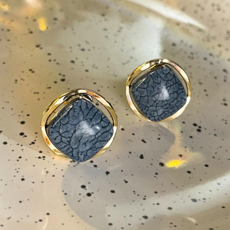 Boucles d'oreilles de luxe tendance 2024 accrocheuses pour femmes: Boucles d'oreilles à clous tendance et polyvalentes pour l'automne et l'hiver