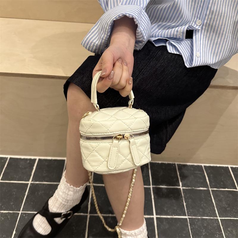 New Xiaoxiangfeng soft box bag textured messenger bag diamond grid embroidery thread chain bag shoulder shopping tide